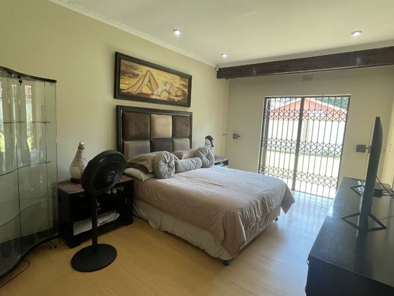 Elegant Family Living with Space and Comfort  - Photo 9