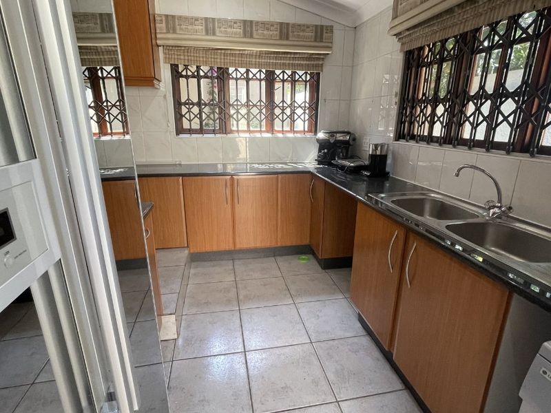 Elegant Family Living with Space and Comfort  - Photo 8