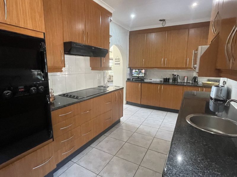 Elegant Family Living with Space and Comfort  - Photo 6