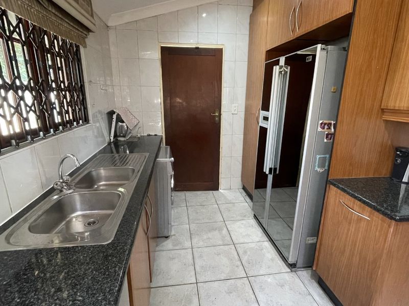 Elegant Family Living with Space and Comfort  - Photo 7