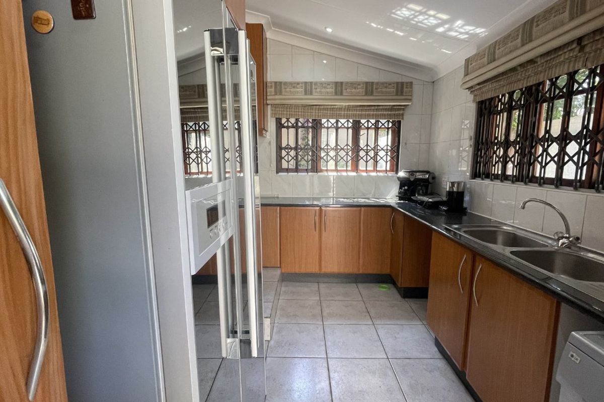 Elegant Family Living with Space and Comfort  - Photo 2