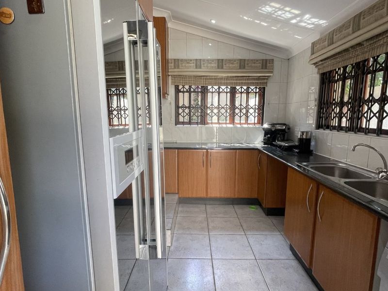 Elegant Family Living with Space and Comfort  - Photo 2