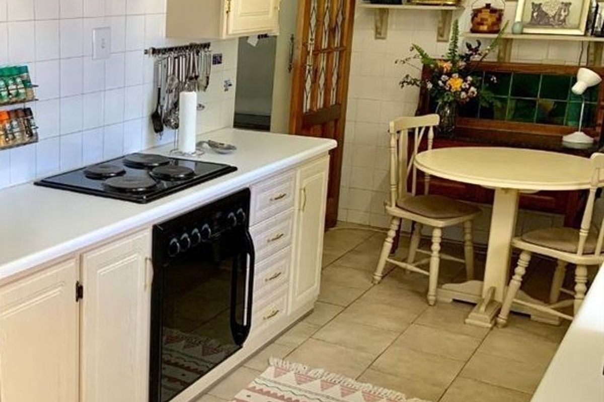 Neat & Spacious Family Home in Secure Enclosure - Photo 4