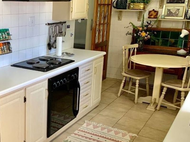 Neat & Spacious Family Home in Secure Enclosure - Photo 4