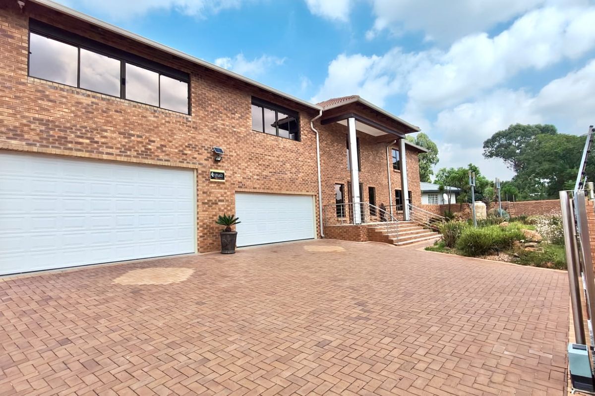 Ultra-Luxury Smart Home with Indoor Heated Pool - Photo 4