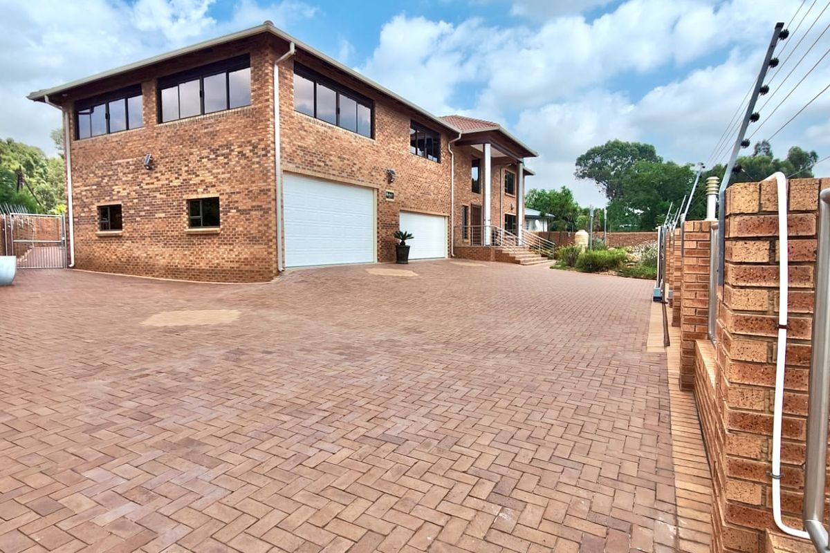 Ultra-Luxury Smart Home with Indoor Heated Pool - Photo 3