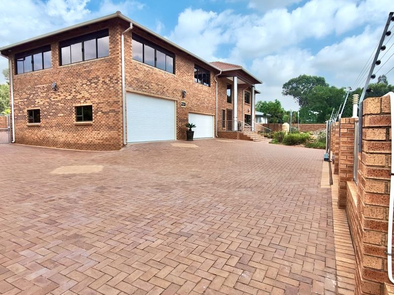 Ultra-Luxury Smart Home with Indoor Heated Pool - Photo 4