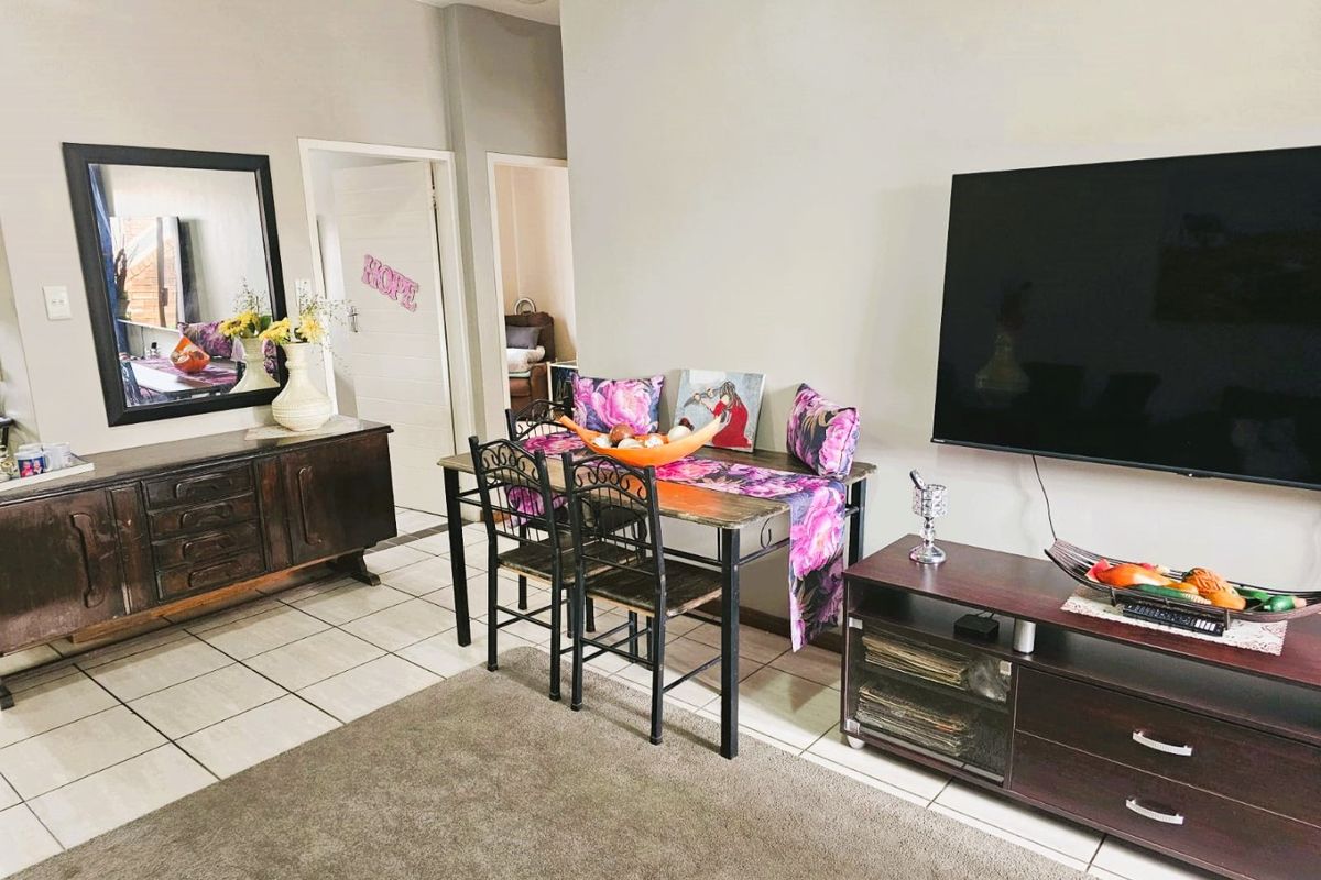 Immaculate 2-Bedroom Flat For Sale in Secure Complex - Photo 3