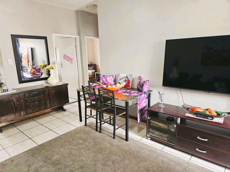 Immaculate 2-Bedroom Flat For Sale in Secure Complex - Photo 3