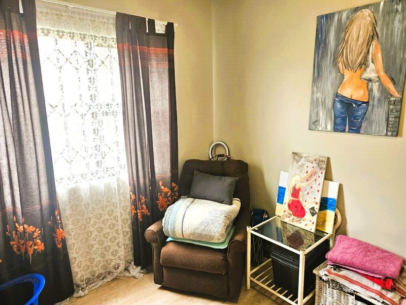 Immaculate 2-Bedroom Flat For Sale in Secure Complex - Photo 9