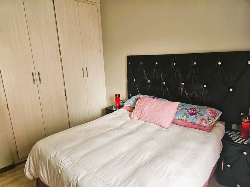 Immaculate 2-Bedroom Flat For Sale in Secure Complex - Photo 7