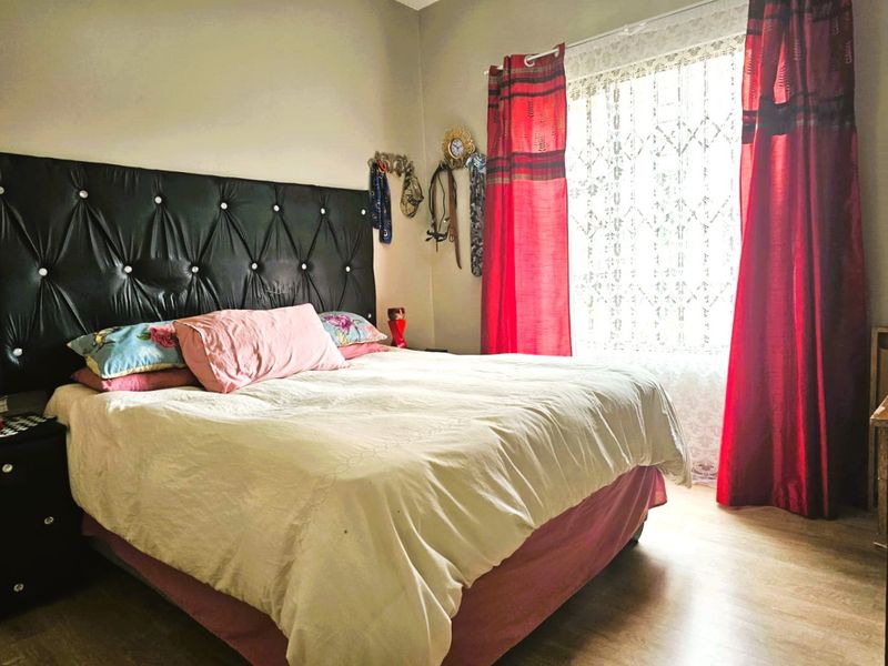 Immaculate 2-Bedroom Flat For Sale in Secure Complex - Photo 6