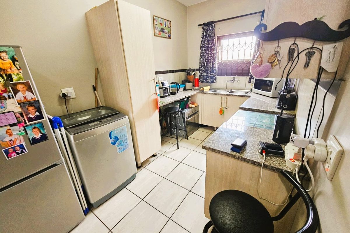 Immaculate 2-Bedroom Flat For Sale in Secure Complex - Photo 4