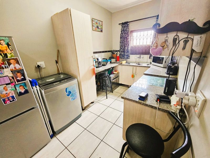 Immaculate 2-Bedroom Flat For Sale in Secure Complex - Photo 4