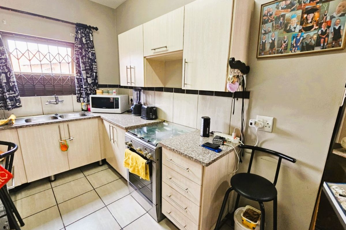 Immaculate 2-Bedroom Flat For Sale in Secure Complex - Photo 5