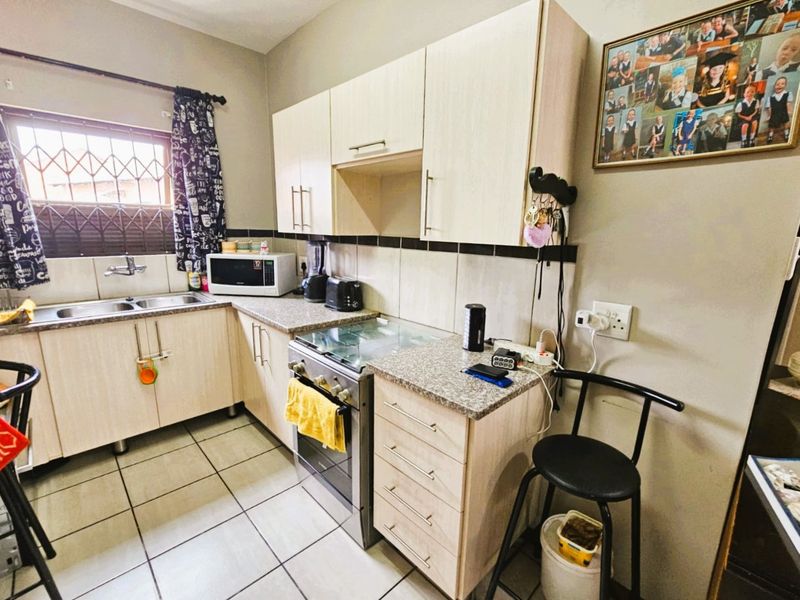 Immaculate 2-Bedroom Flat For Sale in Secure Complex - Photo 5