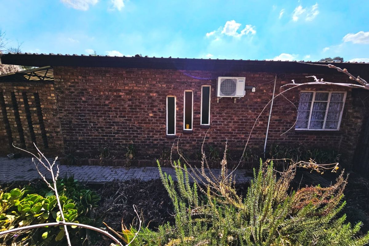 Exceptional Dual Living with Bonus Bachelor Flat in Bethal! - Photo 2