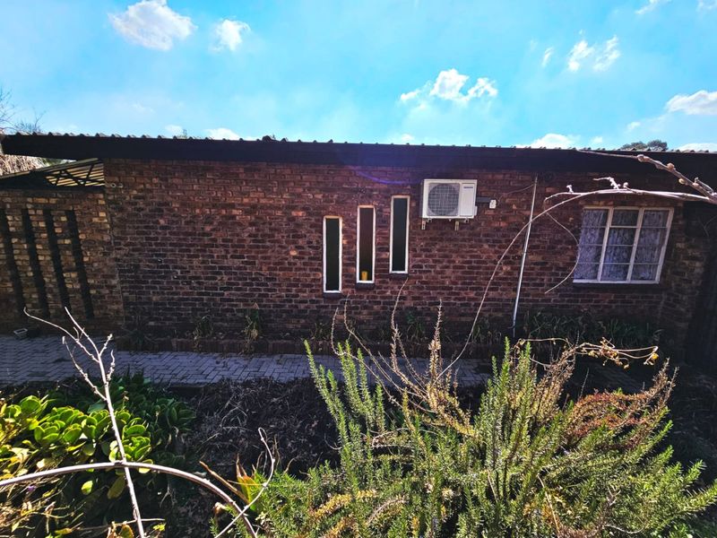 Exceptional Dual Living with Bonus Bachelor Flat in Bethal! - Photo 2