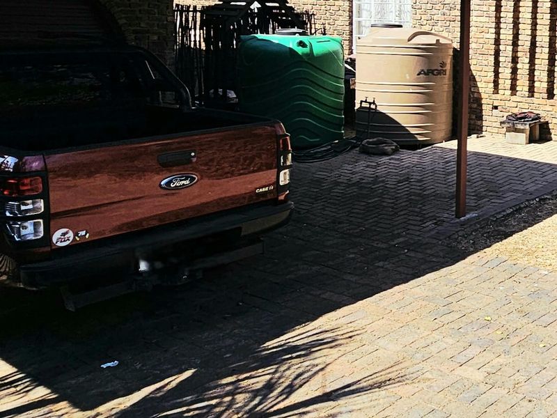 Exceptional Dual Living with Bonus Bachelor Flat in Bethal! - Photo 10