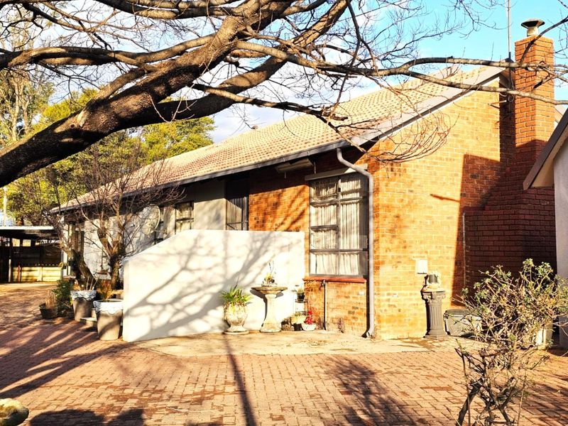 Luxurious 4-Bedroom Home with Flatlet in Sunset Park, Secunda - Photo 2