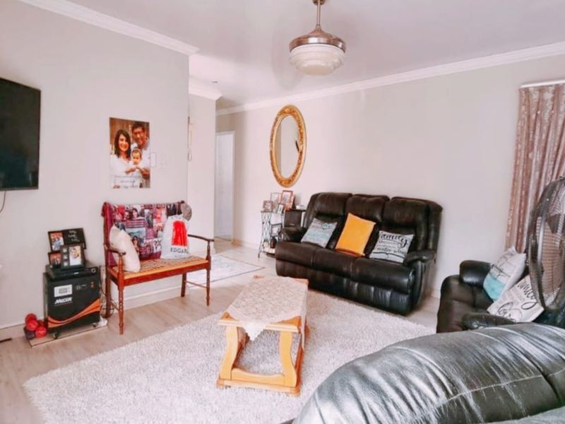 Luxurious 4-Bedroom Home with Flatlet in Sunset Park, Secunda - Photo 5