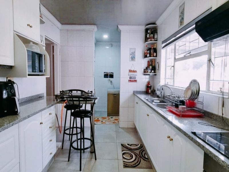 Luxurious 4-Bedroom Home with Flatlet in Sunset Park, Secunda - Photo 9