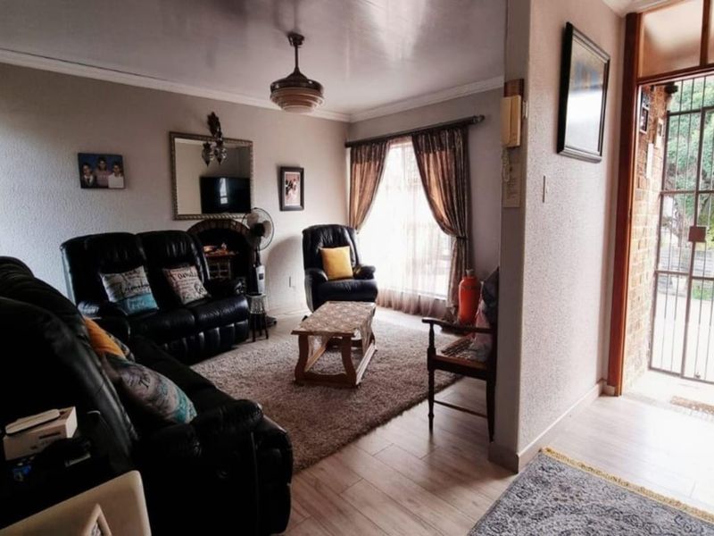 Luxurious 4-Bedroom Home with Flatlet in Sunset Park, Secunda - Photo 7