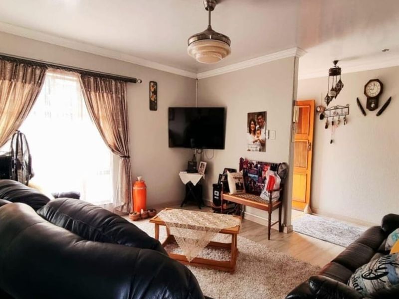 Luxurious 4-Bedroom Home with Flatlet in Sunset Park, Secunda - Photo 6