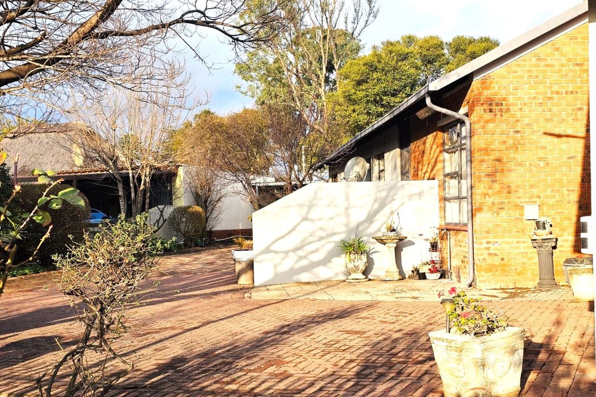 Luxurious 4-Bedroom Home with Flatlet in Sunset Park, Secunda - Photo 3