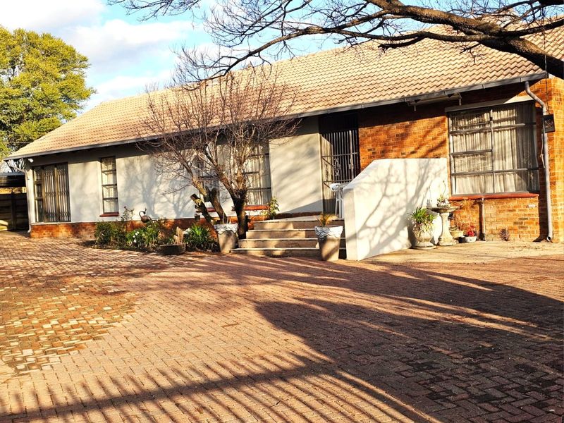 Luxurious 4-Bedroom Home with Flatlet in Sunset Park, Secunda - Photo 1