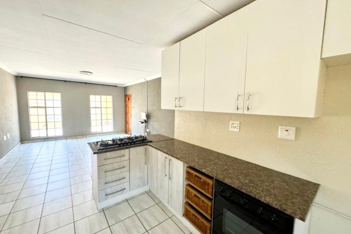 MODERN 2-BEDROOM TOWNHOUSE FOR SALE IN SECUNDA - Photo 3