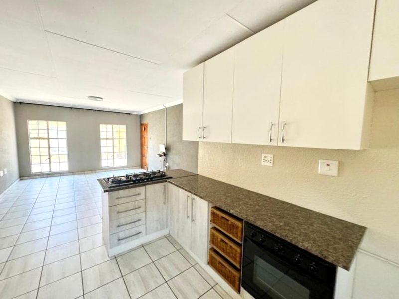 MODERN 2-BEDROOM TOWNHOUSE FOR SALE IN SECUNDA - Photo 3