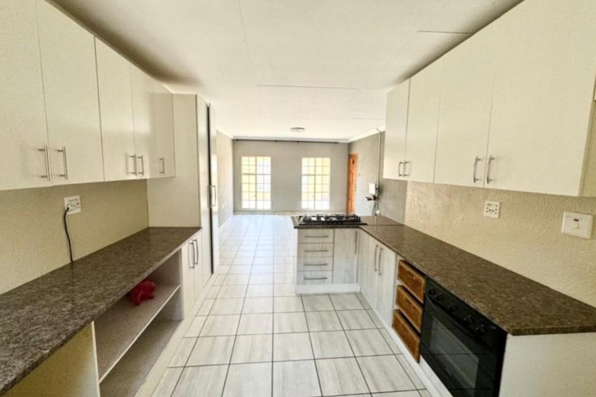 MODERN 2-BEDROOM TOWNHOUSE FOR SALE IN SECUNDA - Photo 2