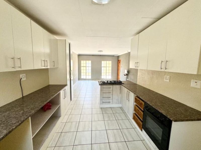 MODERN 2-BEDROOM TOWNHOUSE FOR SALE IN SECUNDA - Photo 2