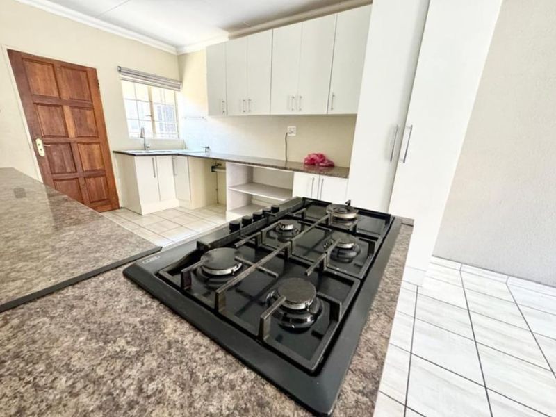 MODERN 2-BEDROOM TOWNHOUSE FOR SALE IN SECUNDA - Photo 4
