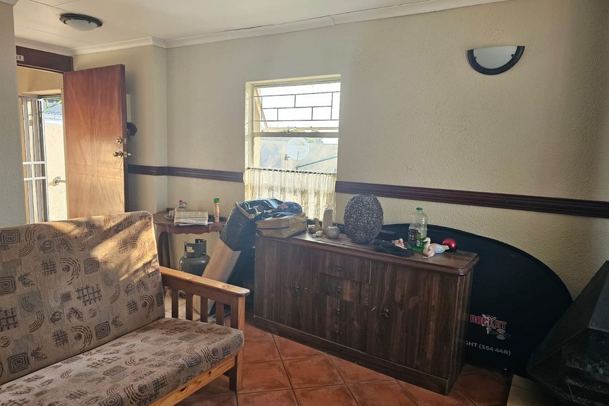 SPACIOUS FAMILY HOME WITH MULTIPLE LIVING AREAS & INDOOR BRAAI – FOR SALE IN SECUNDA - Photo 5