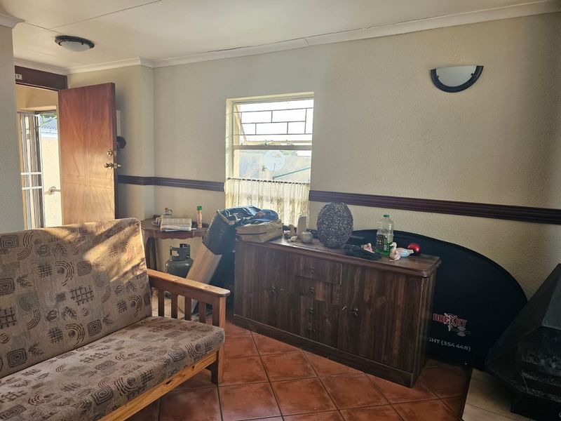 SPACIOUS FAMILY HOME WITH MULTIPLE LIVING AREAS & INDOOR BRAAI – FOR SALE IN SECUNDA - Photo 5