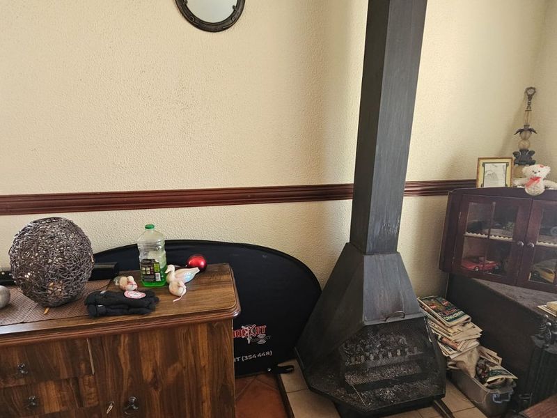 SPACIOUS FAMILY HOME WITH MULTIPLE LIVING AREAS & INDOOR BRAAI – FOR SALE IN SECUNDA - Photo 6