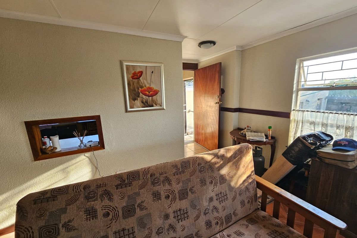 SPACIOUS FAMILY HOME WITH MULTIPLE LIVING AREAS & INDOOR BRAAI – FOR SALE IN SECUNDA - Photo 3