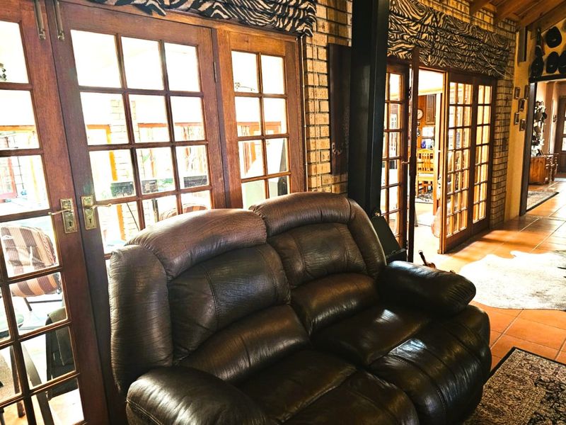 Dream Home with Pool and Large Flat in Green Area – Secunda - Photo 8