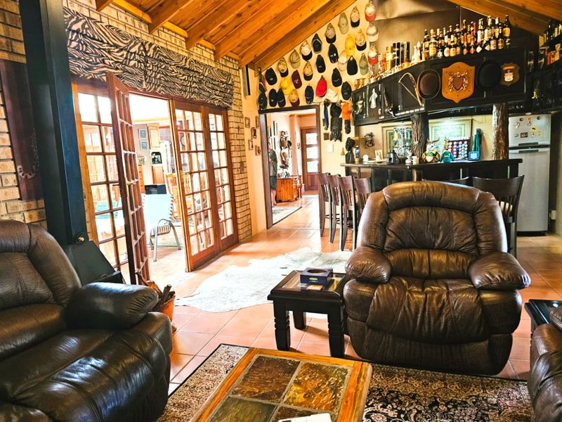 Dream Home with Pool and Large Flat in Green Area – Secunda - Photo 9