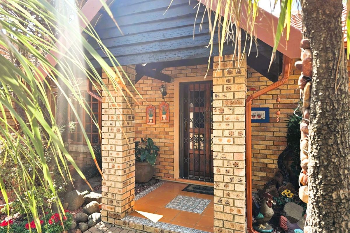 Dream Home with Pool and Large Flat in Green Area – Secunda - Photo 3