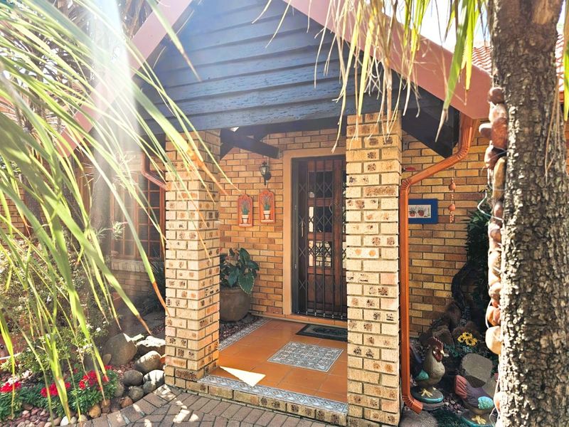 Dream Home with Pool and Large Flat in Green Area – Secunda - Photo 3