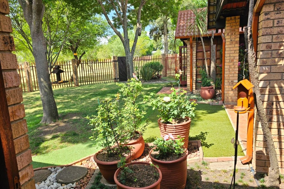 Dream Home with Pool and Large Flat in Green Area – Secunda - Photo 4
