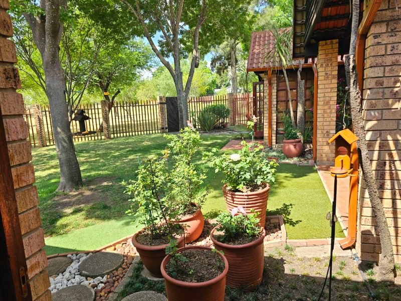 Dream Home with Pool and Large Flat in Green Area – Secunda - Photo 4
