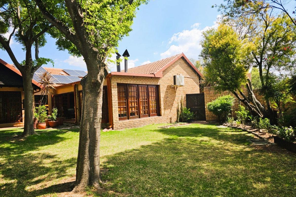 Dream Home with Pool and Large Flat in Green Area – Secunda - Photo 2