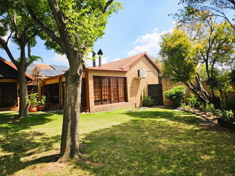 Dream Home with Pool and Large Flat in Green Area – Secunda - Photo 2