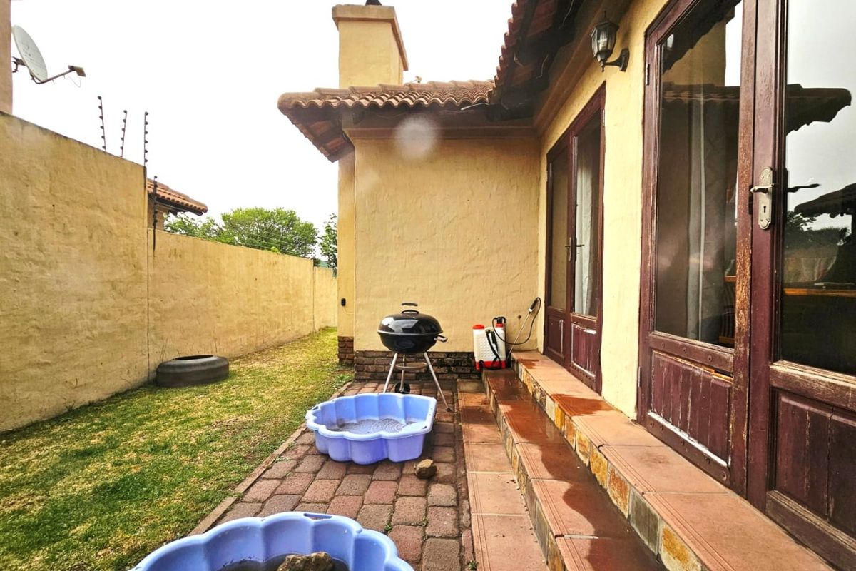 Luxurious 3 Bedroom Tuscan-Style Home with Solar and Back up Water in Secunda - Photo 2