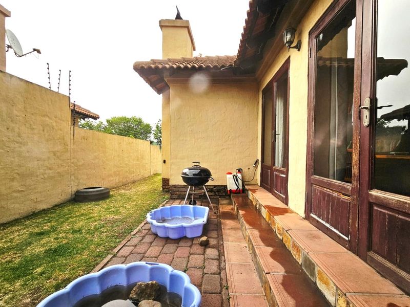 Luxurious 3 Bedroom Tuscan-Style Home with Solar and Back up Water in Secunda - Photo 2