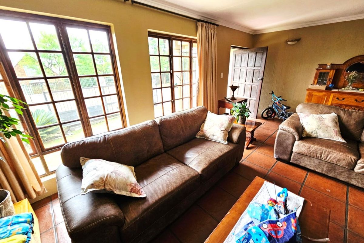 Luxurious 3 Bedroom Tuscan-Style Home with Solar and Back up Water in Secunda - Photo 3
